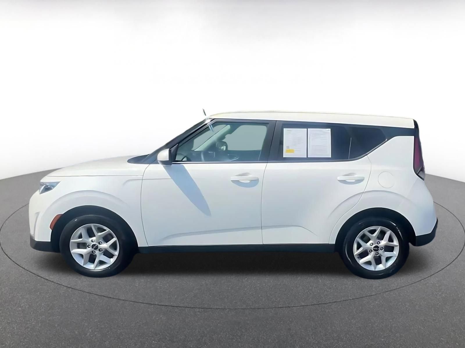 Used 2025 Kia Soul LX w/ LX Technology Package FWD image 9