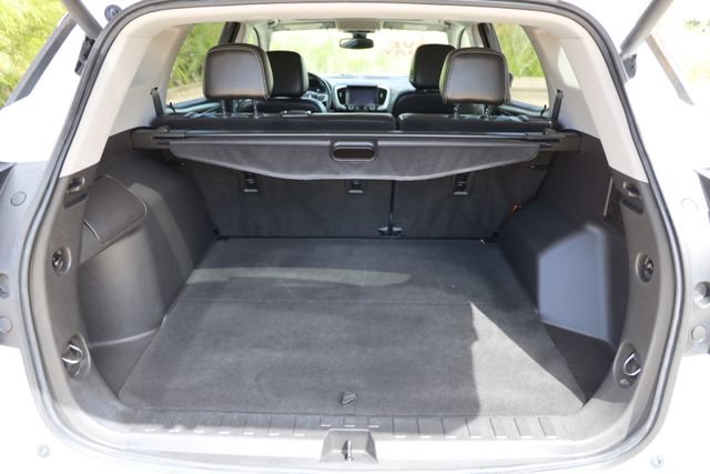 Used 2022 GMC Terrain SLT w/ LPO, Cargo Package FWD image 14