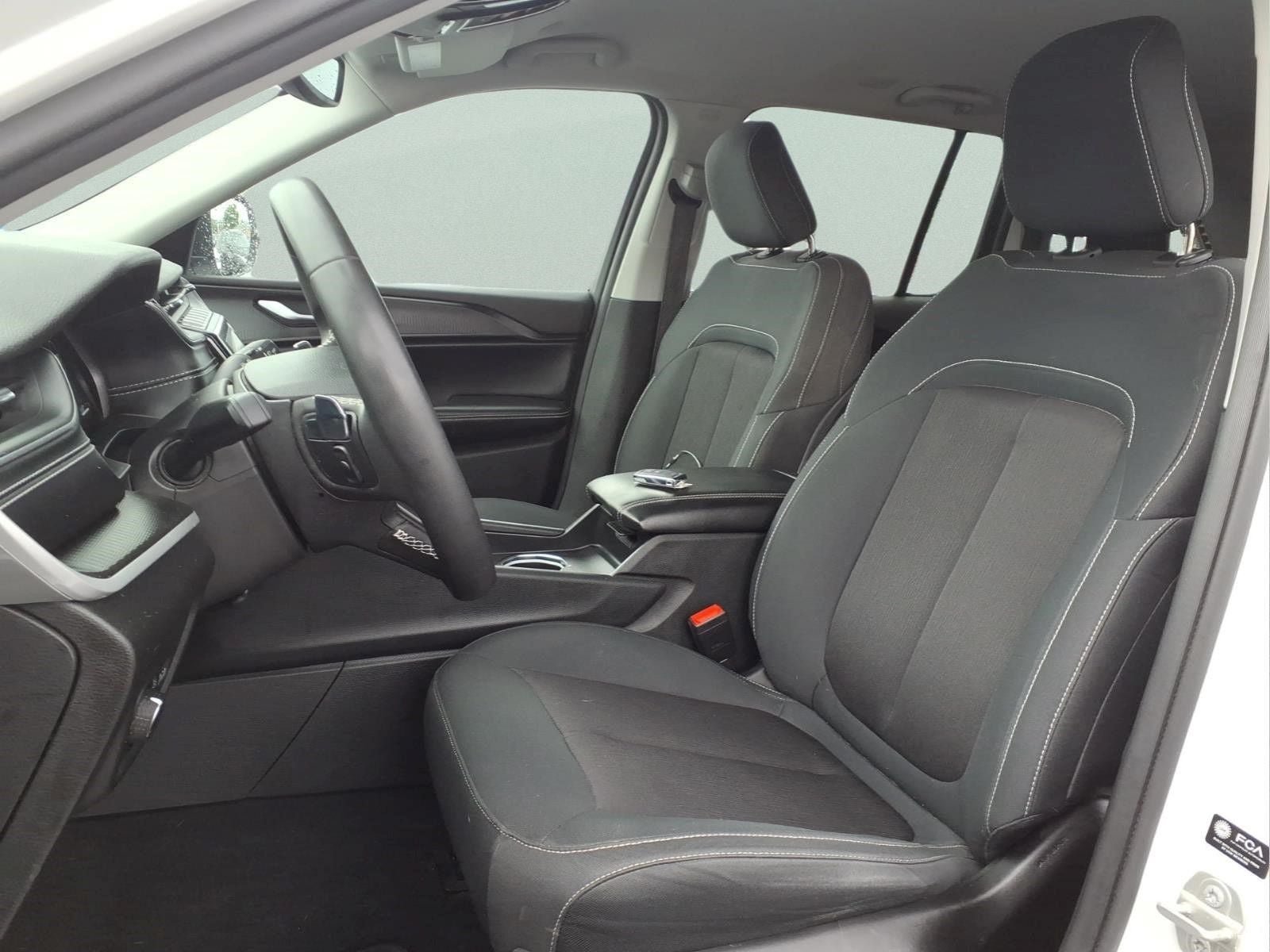 Used 2023 Jeep Grand Cherokee Laredo AWD/4WD image 22