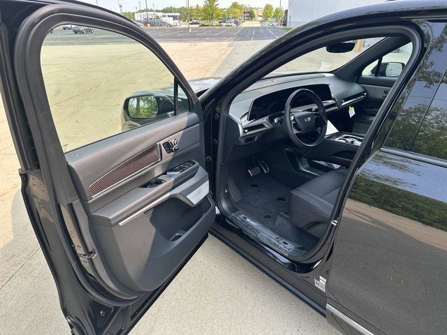 New 2026 Cadillac Vistiq Sport w/ LPO, Floor Liner Package image 9