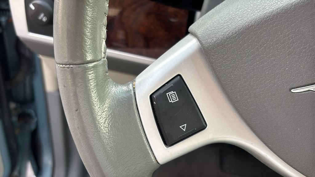 Used 2009 Chrysler Town & Country Touring FWD image 19