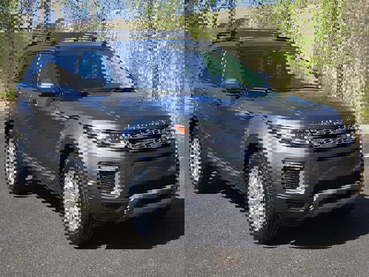 Used 2017 Land Rover Range Rover Evoque SE image 2