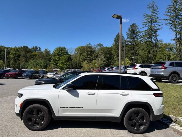 Used 2023 Jeep Grand Cherokee Altitude AWD/4WD image 3