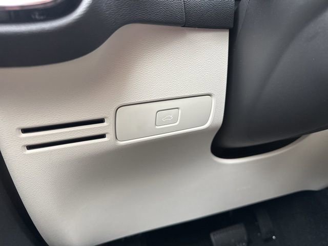 Certified 2023 Volvo XC40 B5 Plus w/ Climate Package image 31