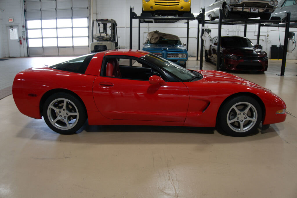 Used 2000 Chevrolet Corvette Coupe w/ Roof Pkg RWD image 7