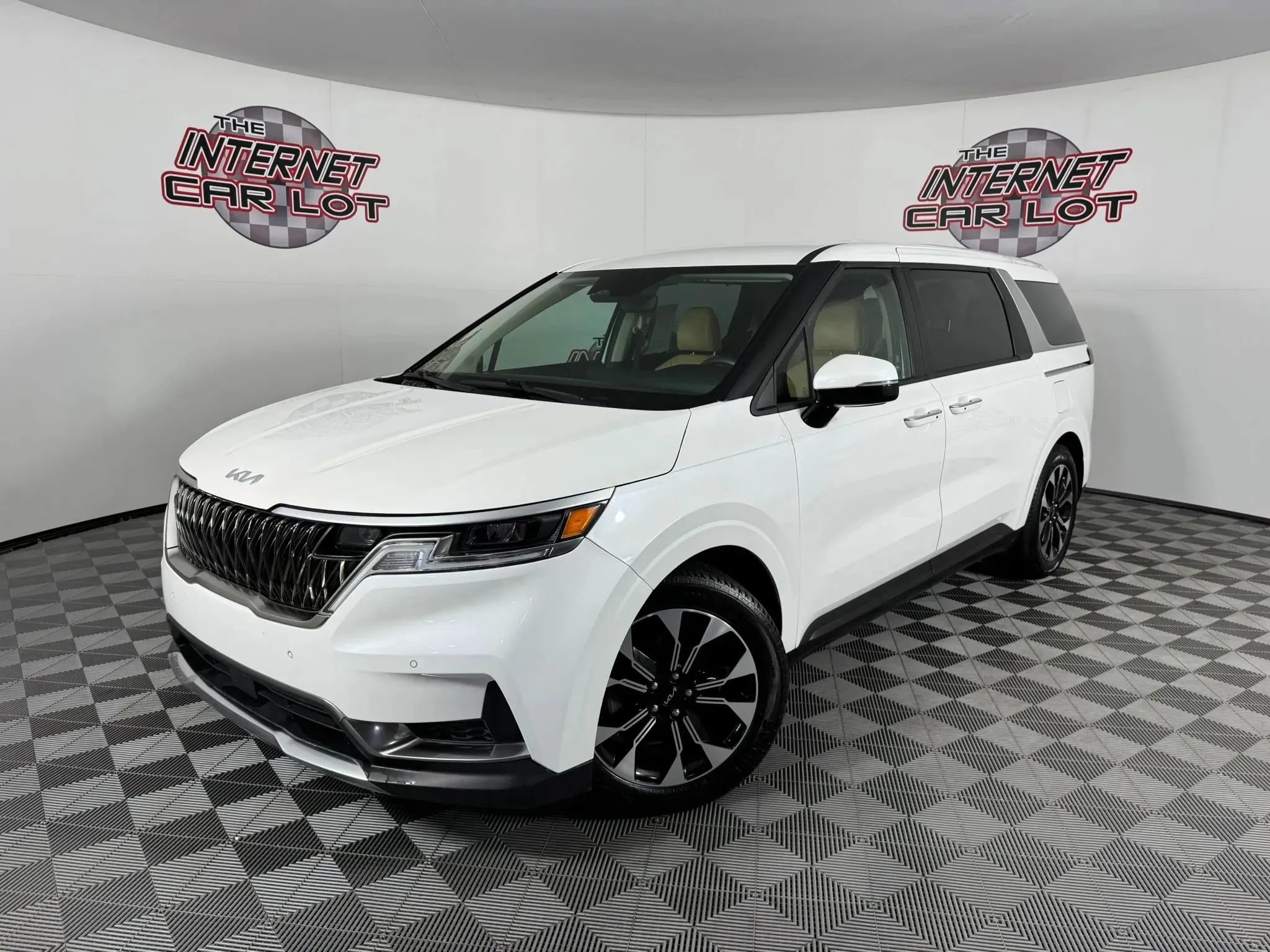 Used 2024 Kia Carnival EX FWD image 1