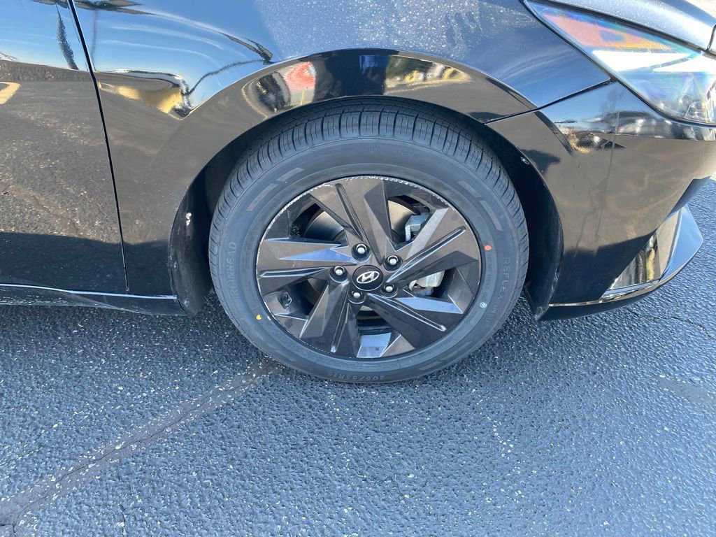 Used 2021 Hyundai Elantra SEL w/ Convenience Package image 2