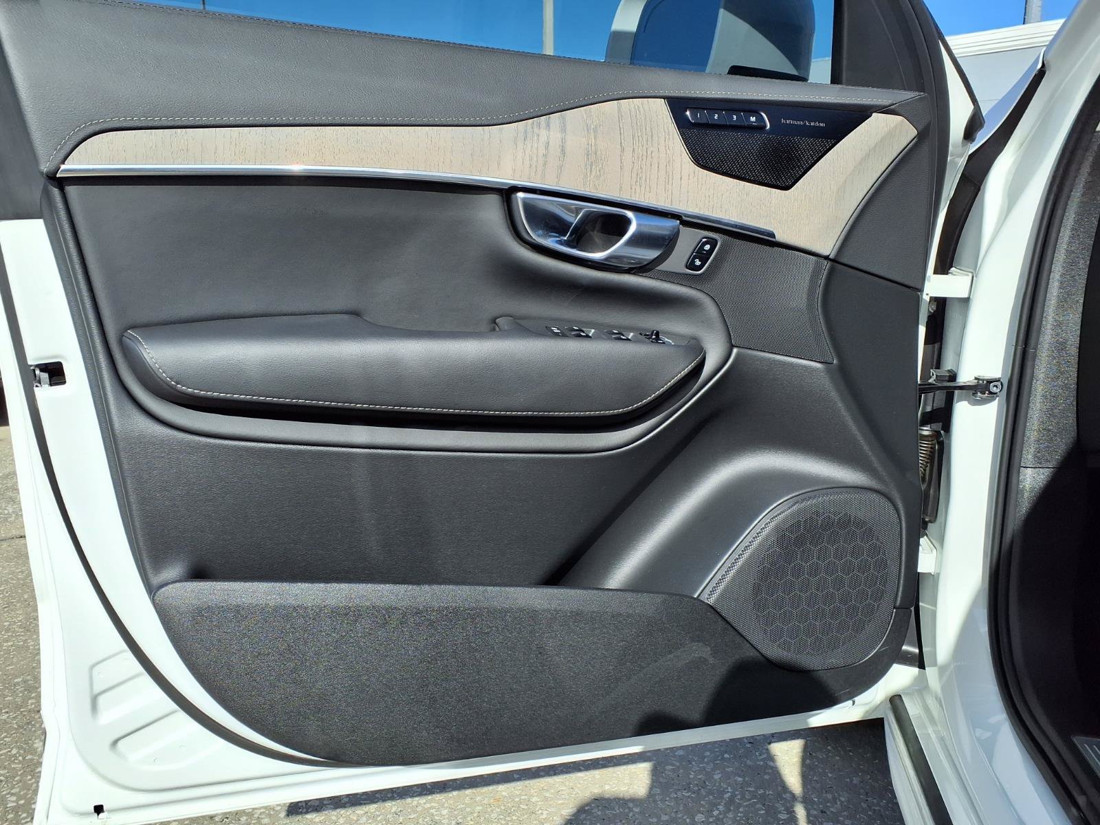 Certified 2025 Volvo XC90 B6 Ultra w/ Protection Package AWD/4WD image 21