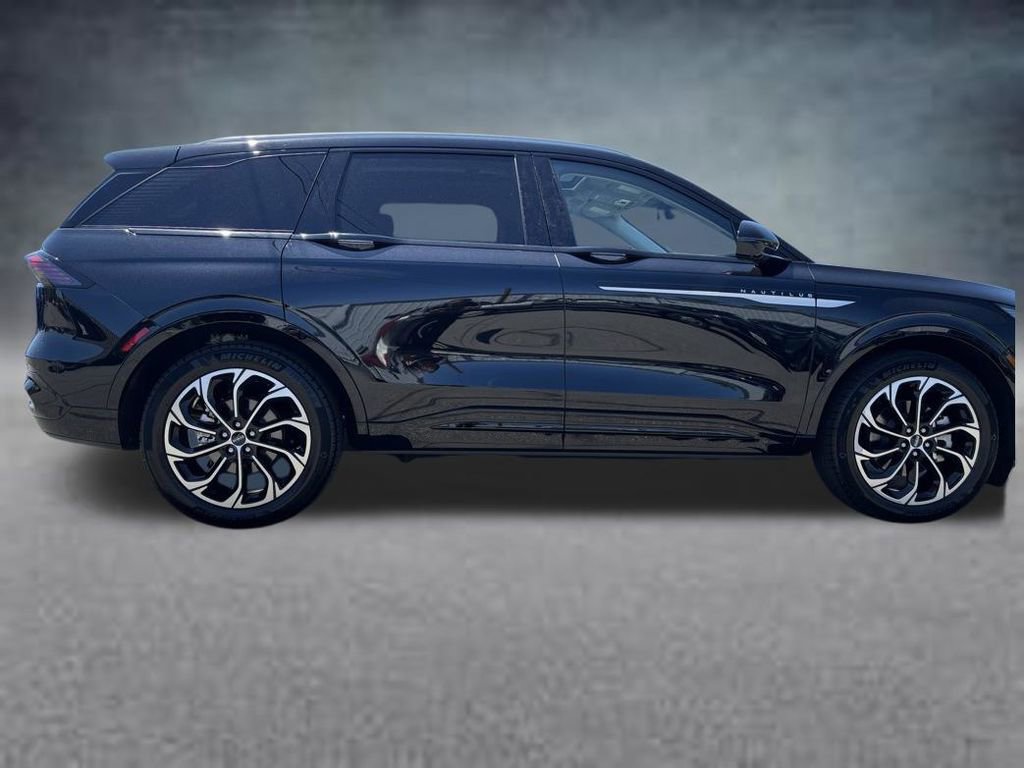 Used 2025 Lincoln Nautilus Reserve AWD/4WD image 7