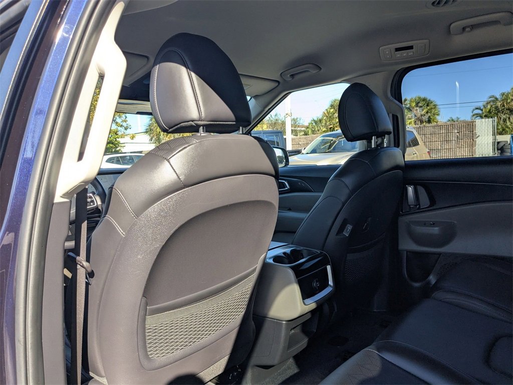 Used 2025 Kia Carnival image 23