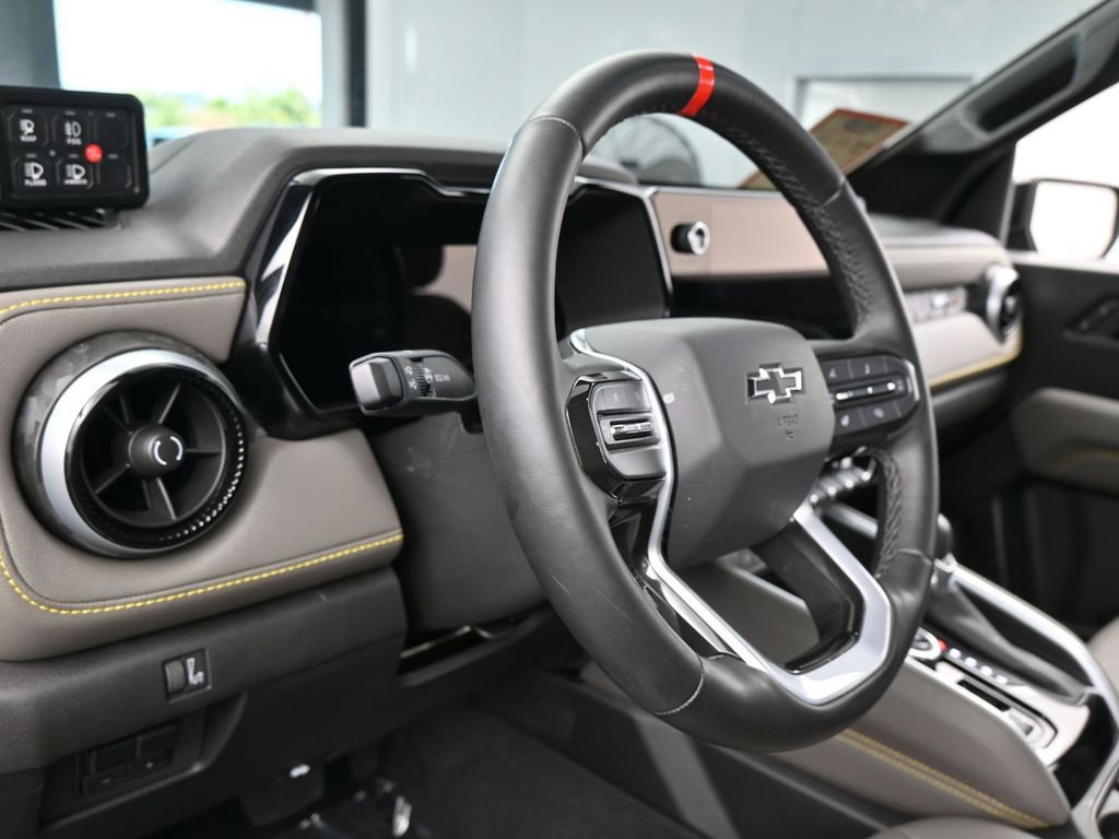 Used 2025 Chevrolet Colorado ZR2 w/ Technology Package AWD/4WD image 16