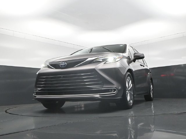 Used 2022 Toyota Sienna Platinum FWD image 39