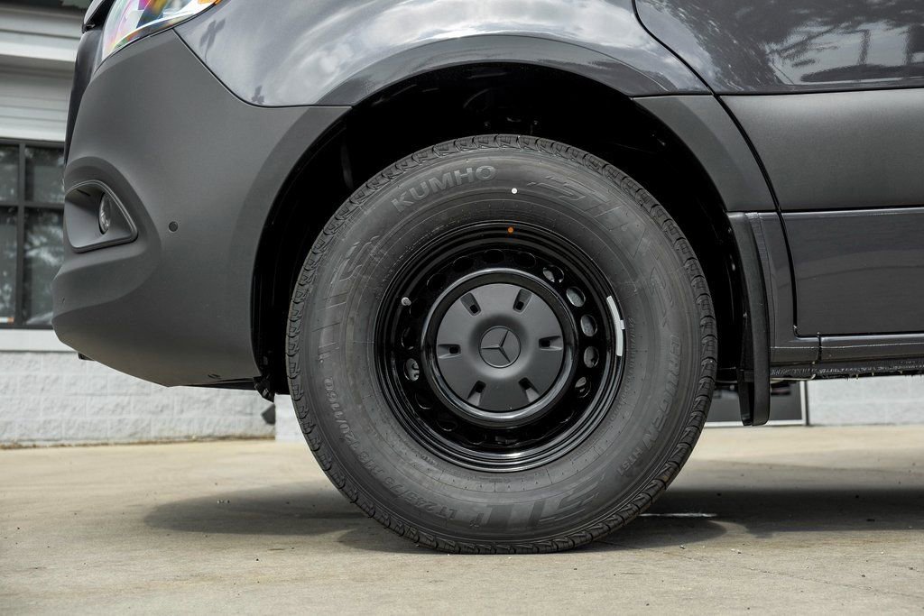 Used 2025 Mercedes-Benz Sprinter 2500 image 4