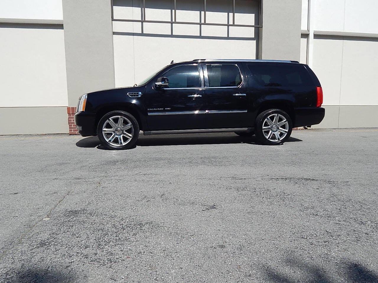 Used 2011 Cadillac Escalade ESV Premium image 6