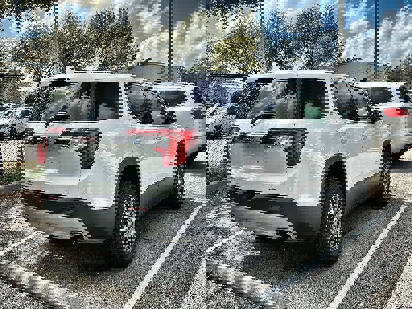 Used 2023 GMC Acadia SLE image 8