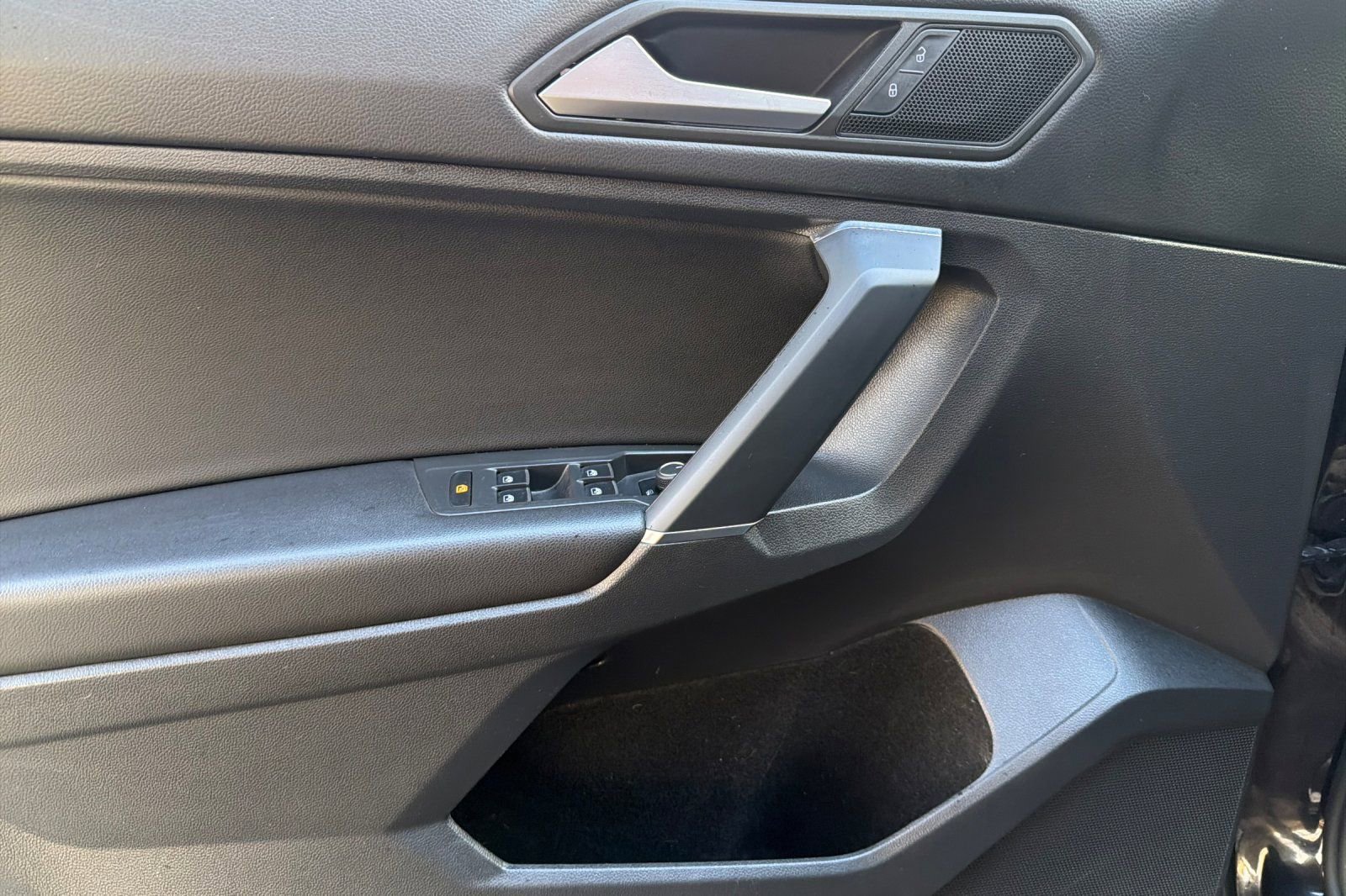 Used 2020 Volkswagen Tiguan SE w/ Panoramic Sunroof Package image 10