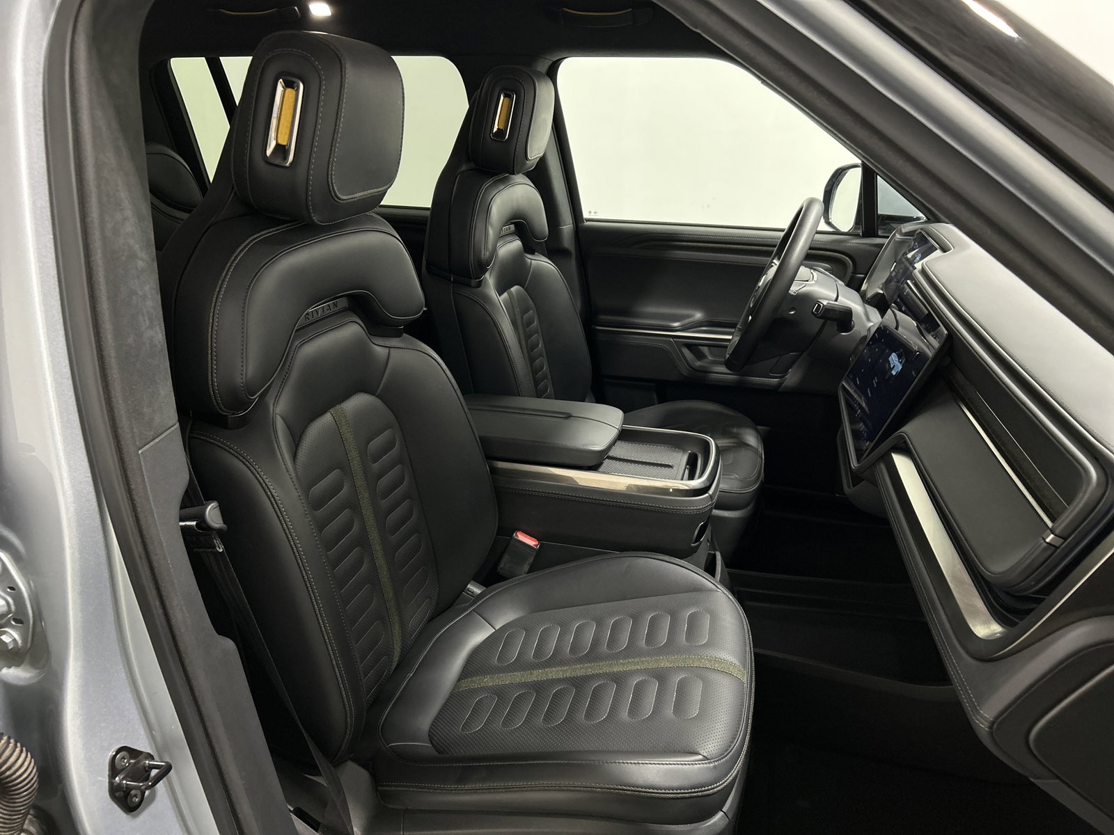 Used 2025 Rivian R1S Adventure AWD/4WD image 24