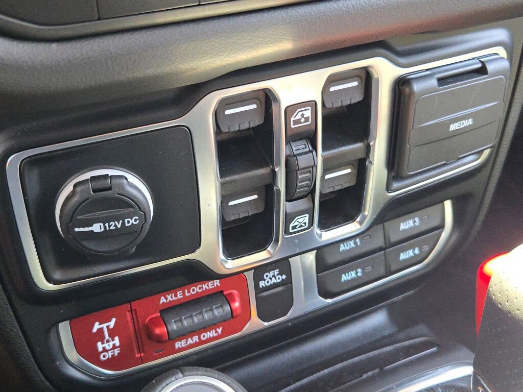 Used 2024 Jeep Gladiator Mojave AWD/4WD image 25