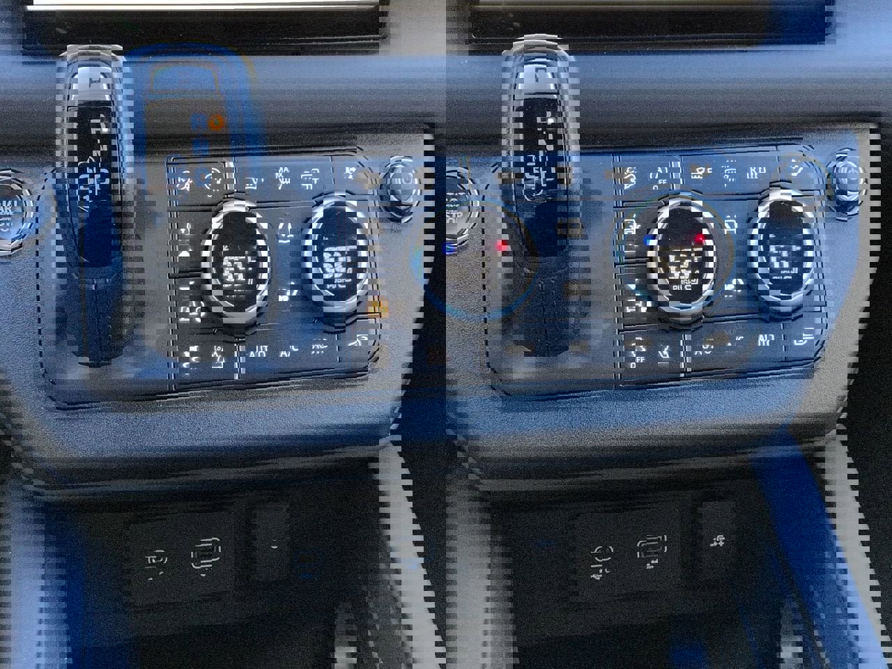 Used 2024 Land Rover Defender 130 X-Dynamic SE image 18