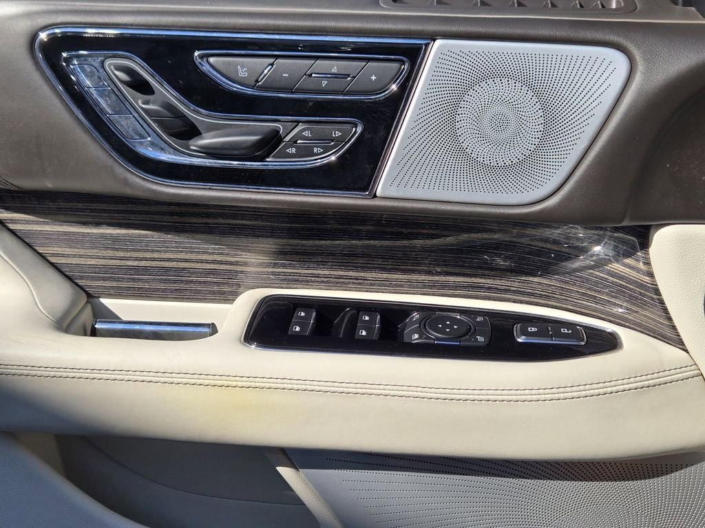 Used 2020 Lincoln Navigator Black Label w/ Cargo Convenience Package image 25