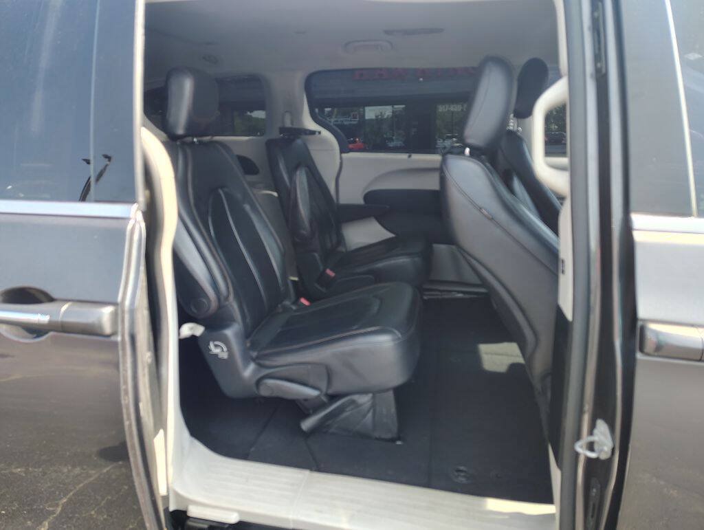 Used 2017 Chrysler Pacifica Touring-L FWD image 13