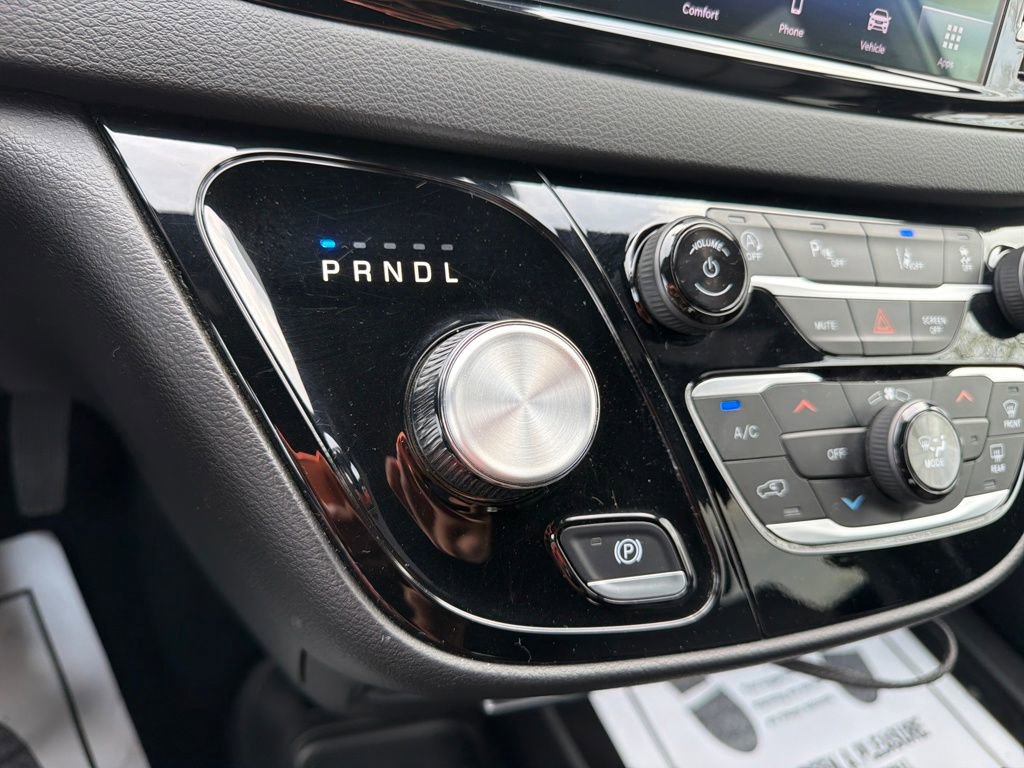 Used 2025 Chrysler Pacifica Select image 23