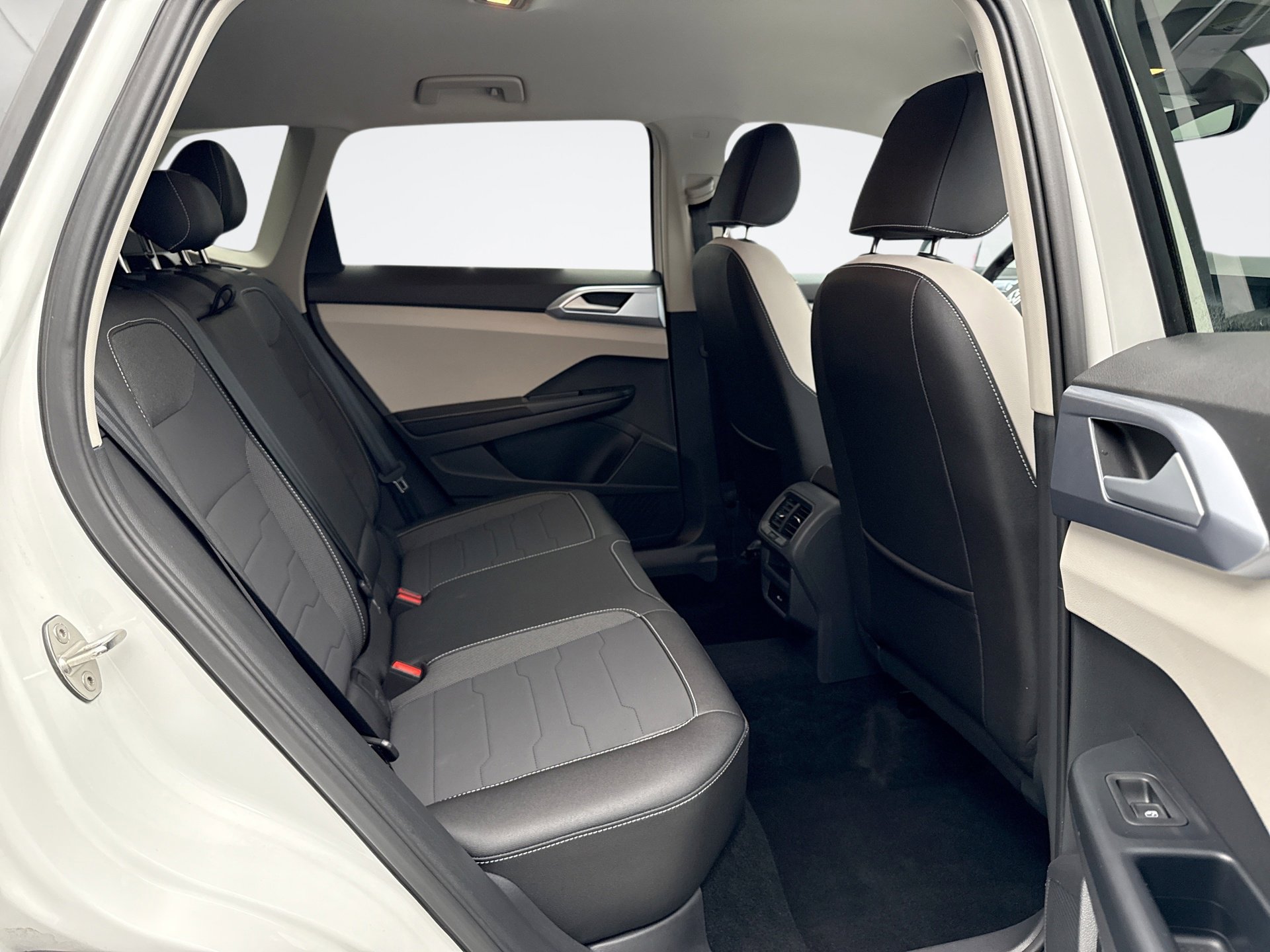 Used 2025 Volkswagen Taos SE image 18