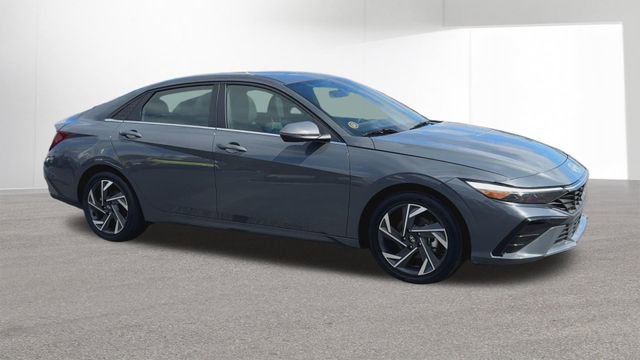 Used 2025 Hyundai Elantra Limited image 2