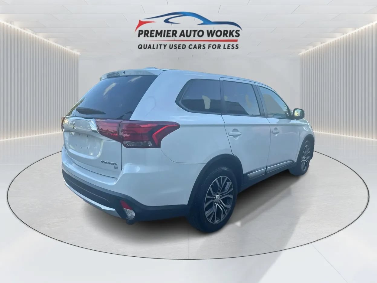 Used 2016 Mitsubishi Outlander SE AWD/4WD image 4