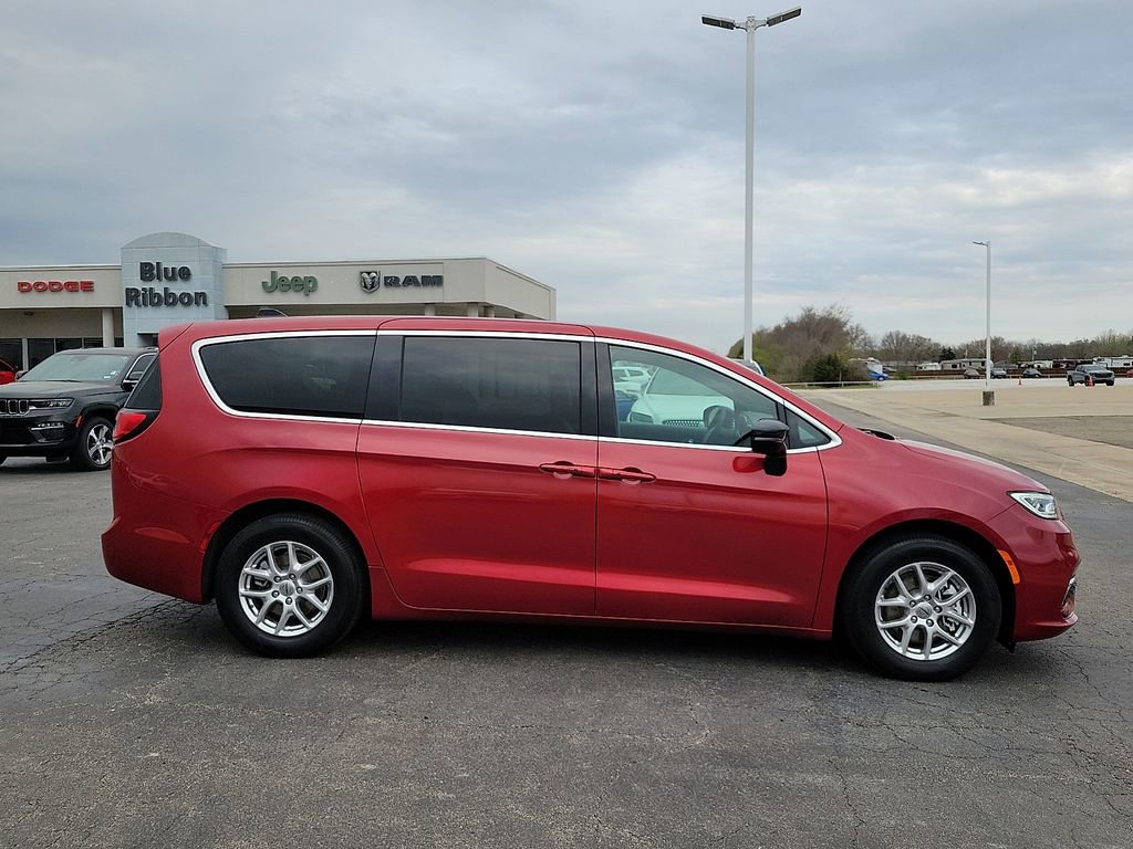 Used 2025 Chrysler Pacifica Select image 6