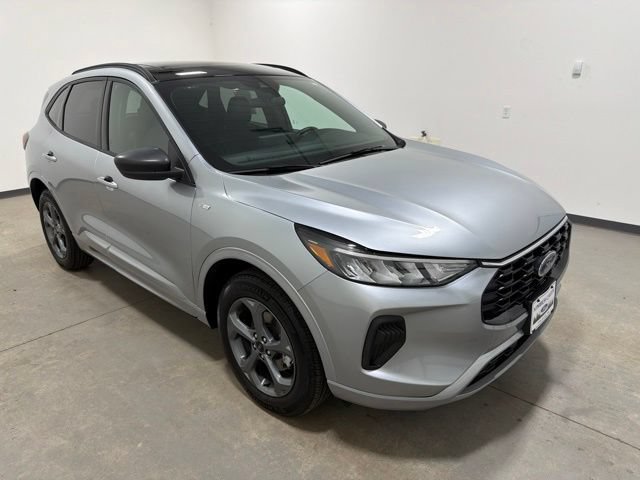 Used 2024 Ford Escape ST-Line w/ Tech Pack #1 AWD/4WD image 3