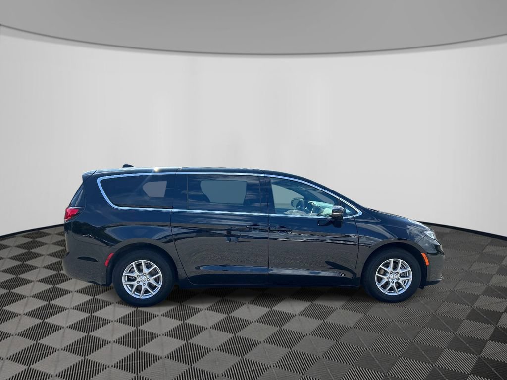 Used 2026 Chrysler Pacifica Select FWD image 6