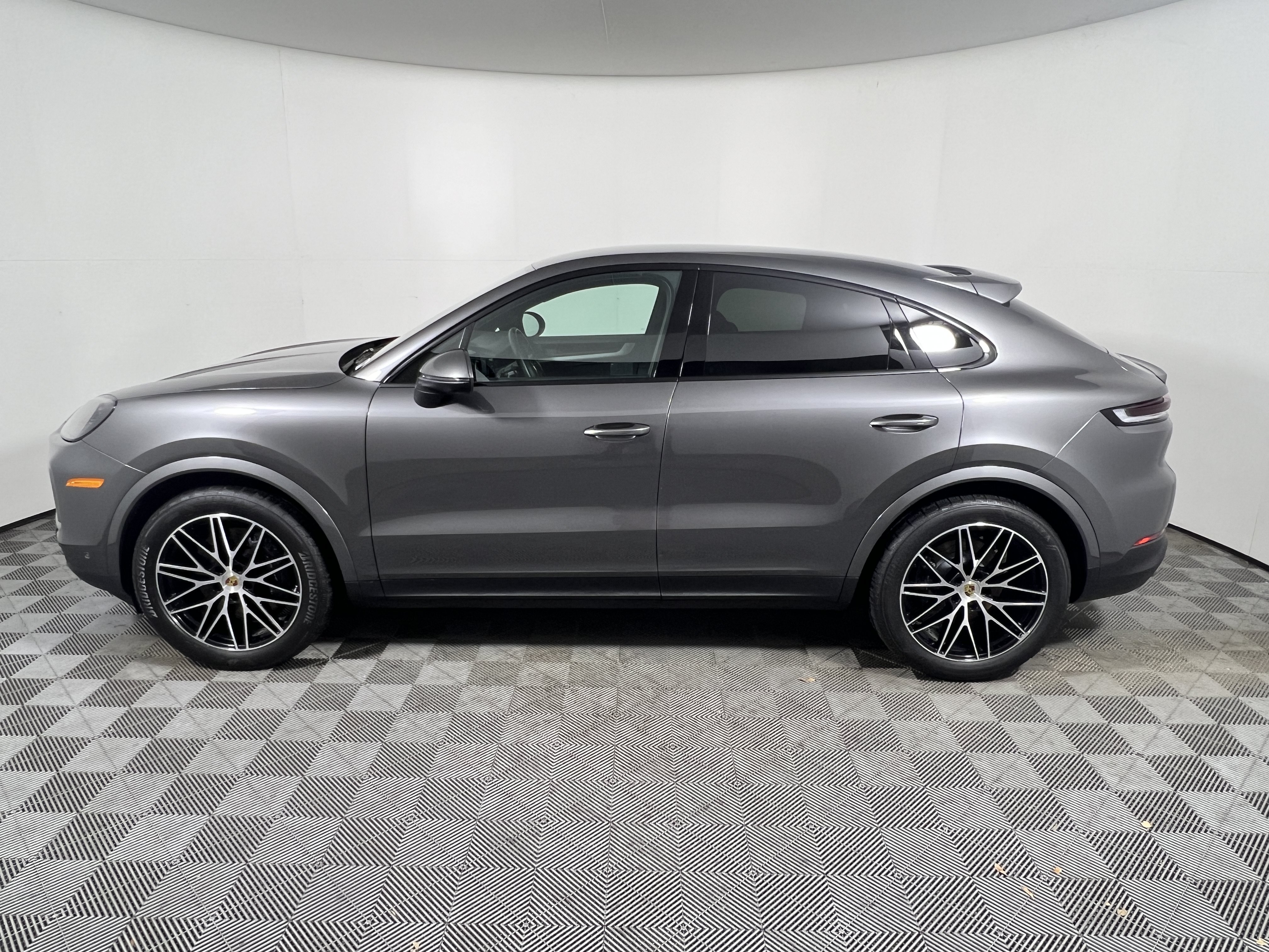 Certified 2024 Porsche Cayenne Coupe AWD/4WD image 2