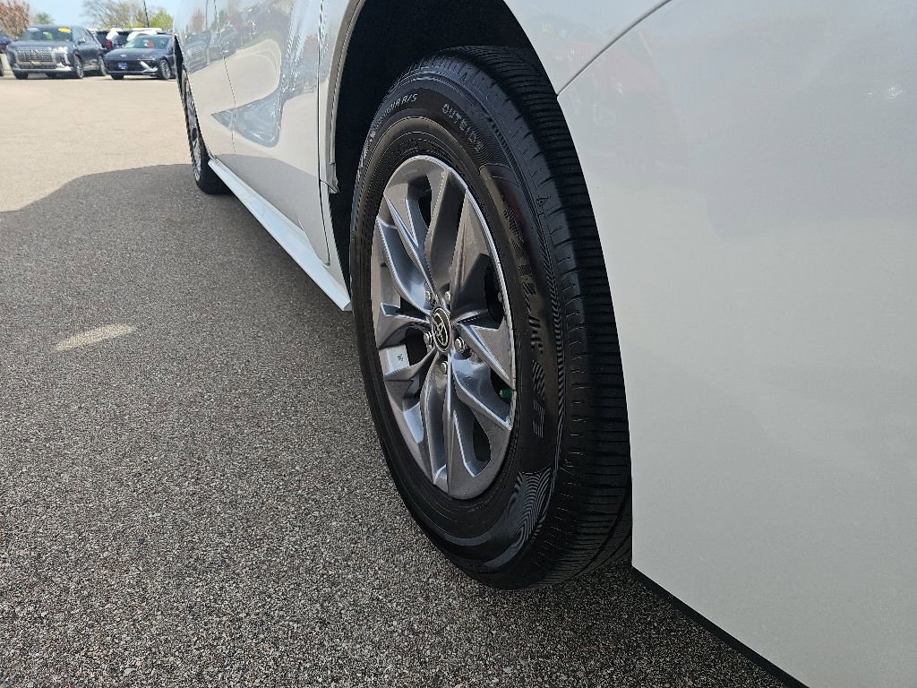 Used 2024 Toyota Sienna XLE AWD/4WD image 39