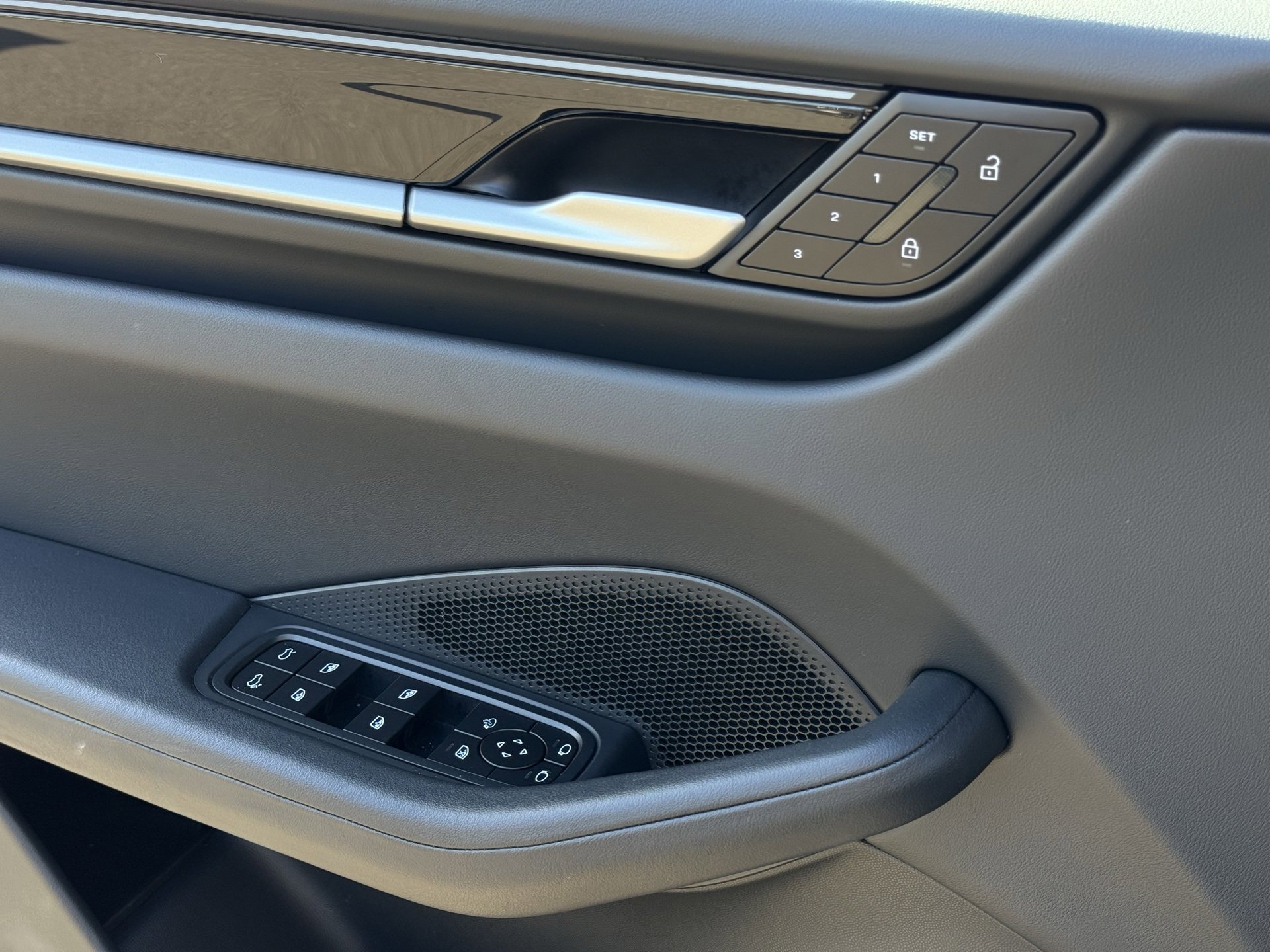 Used 2025 Porsche Macan Electric image 25