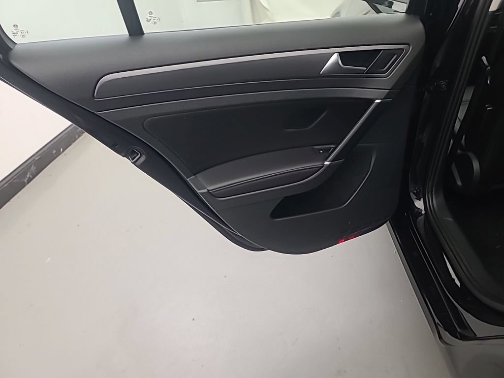 Used 2018 Volkswagen Golf SE FWD image 17