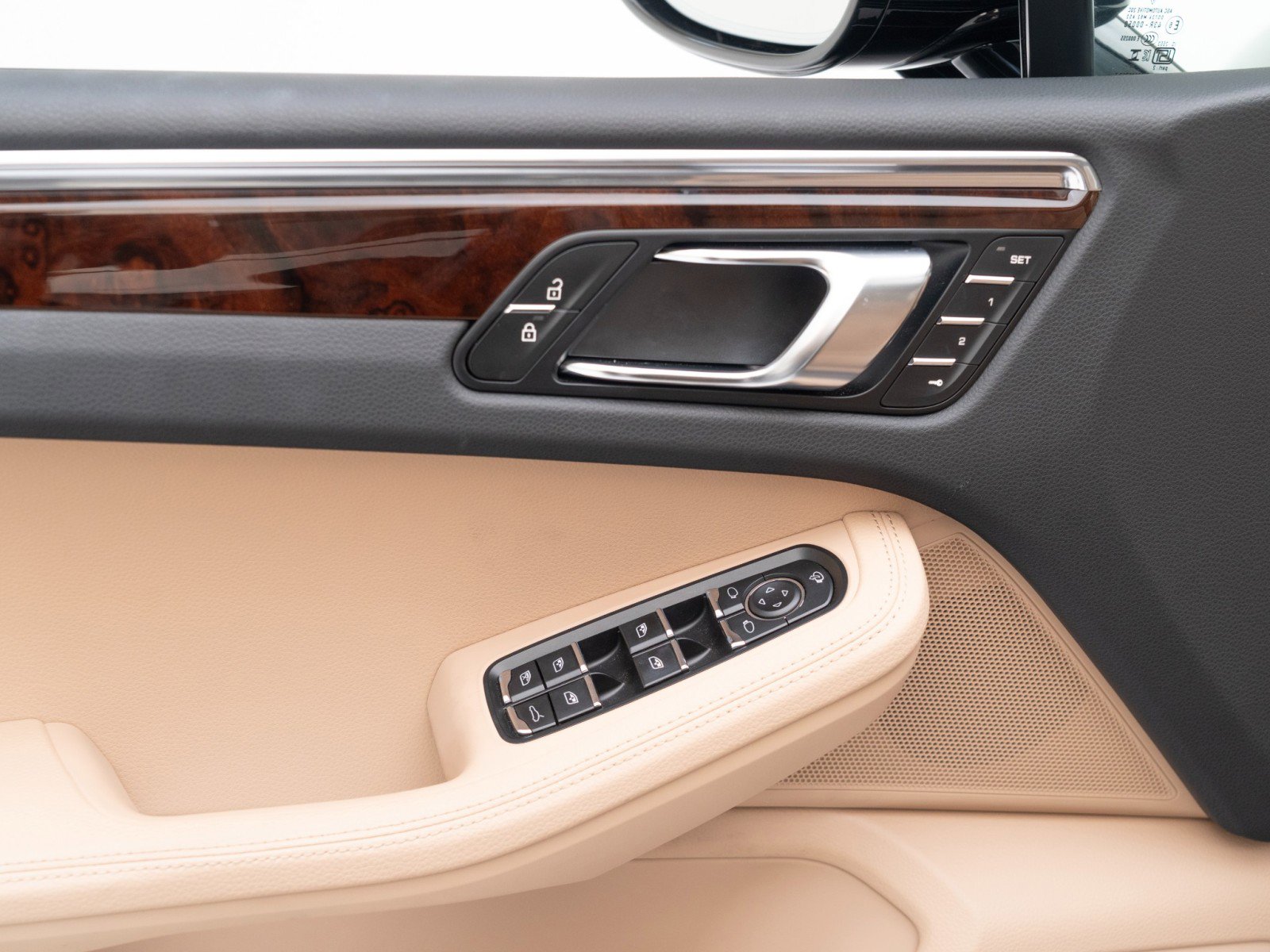 Certified 2025 Porsche Macan AWD/4WD image 22