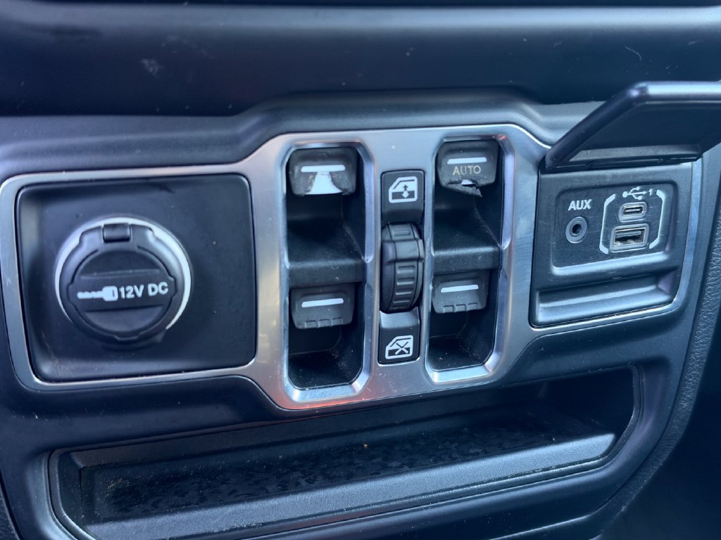 Used 2019 Jeep Wrangler Unlimited Sahara w/ LED Lighting Group AWD/4WD image 23
