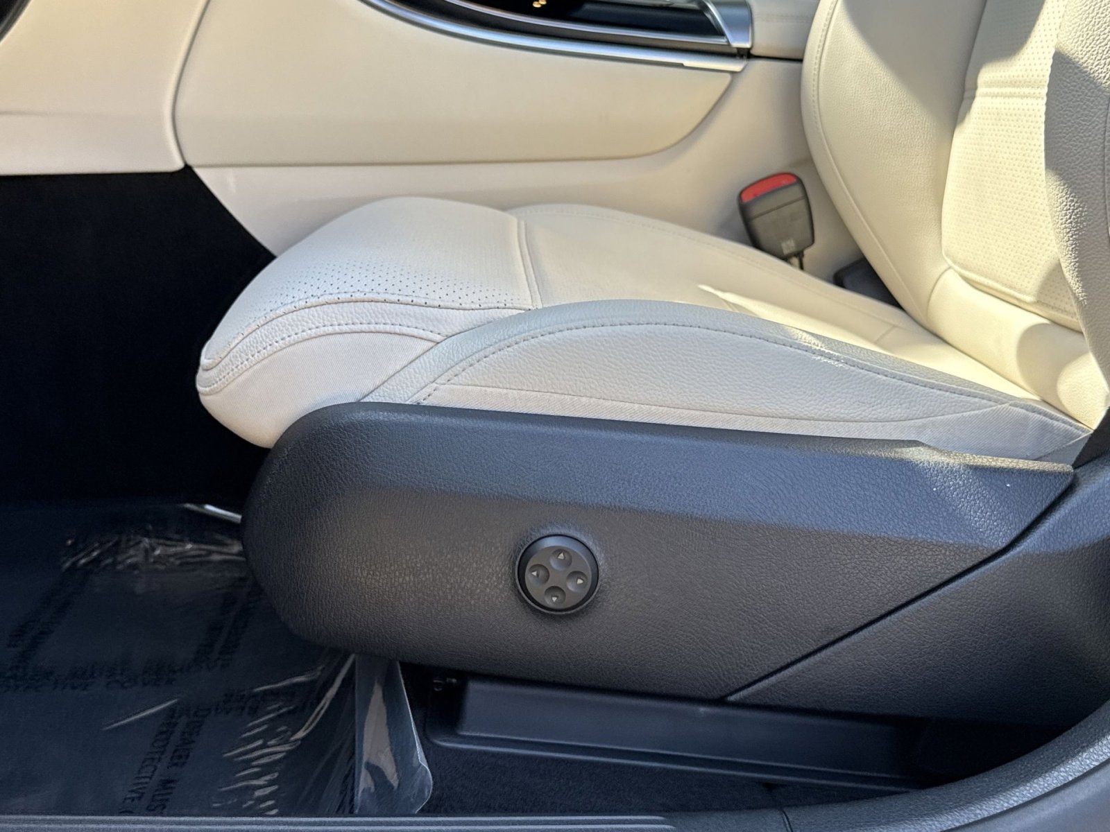 Used 2025 Mercedes-Benz GLC 300 4MATIC image 14