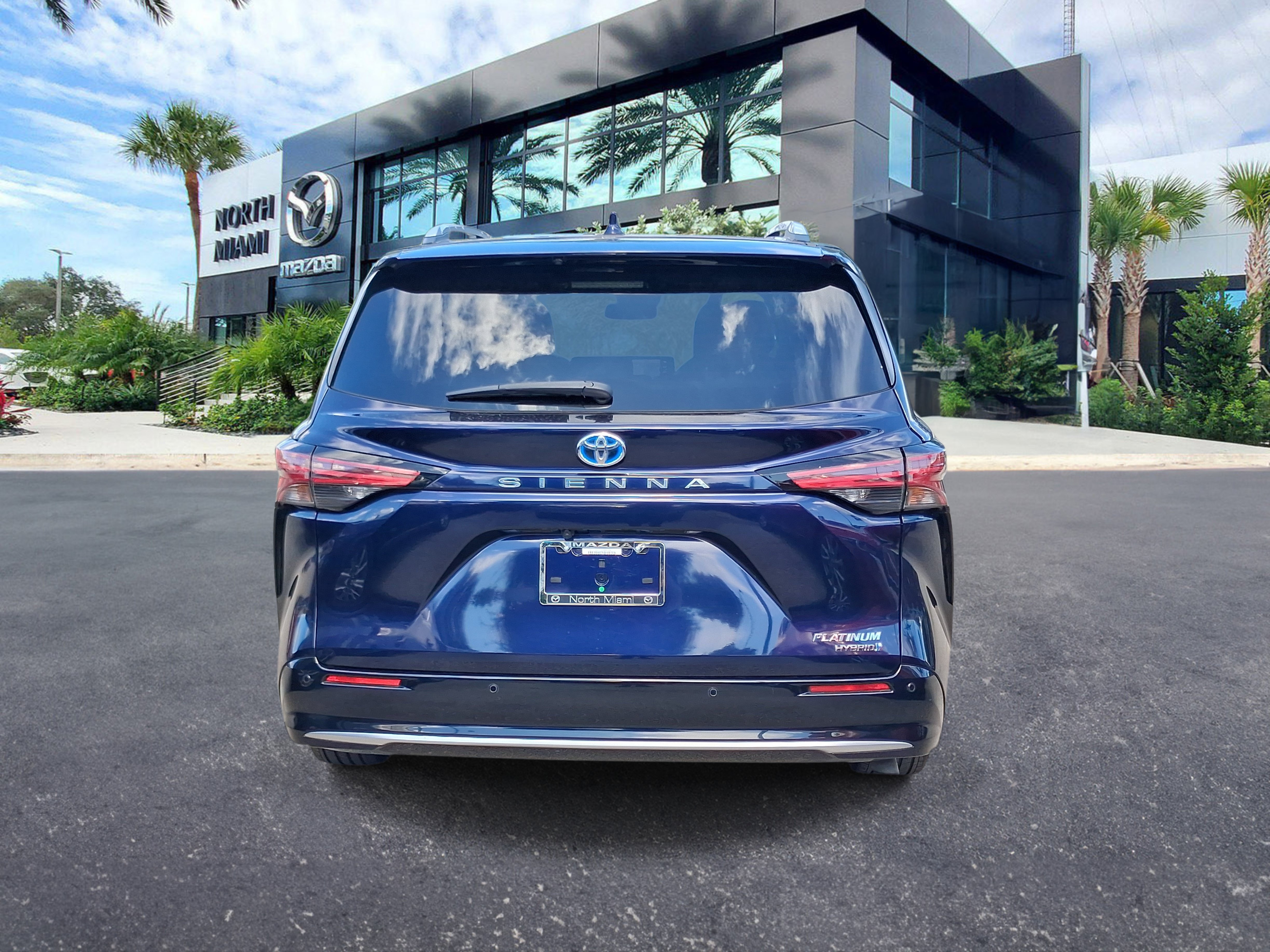 Used 2024 Toyota Sienna Platinum FWD image 4