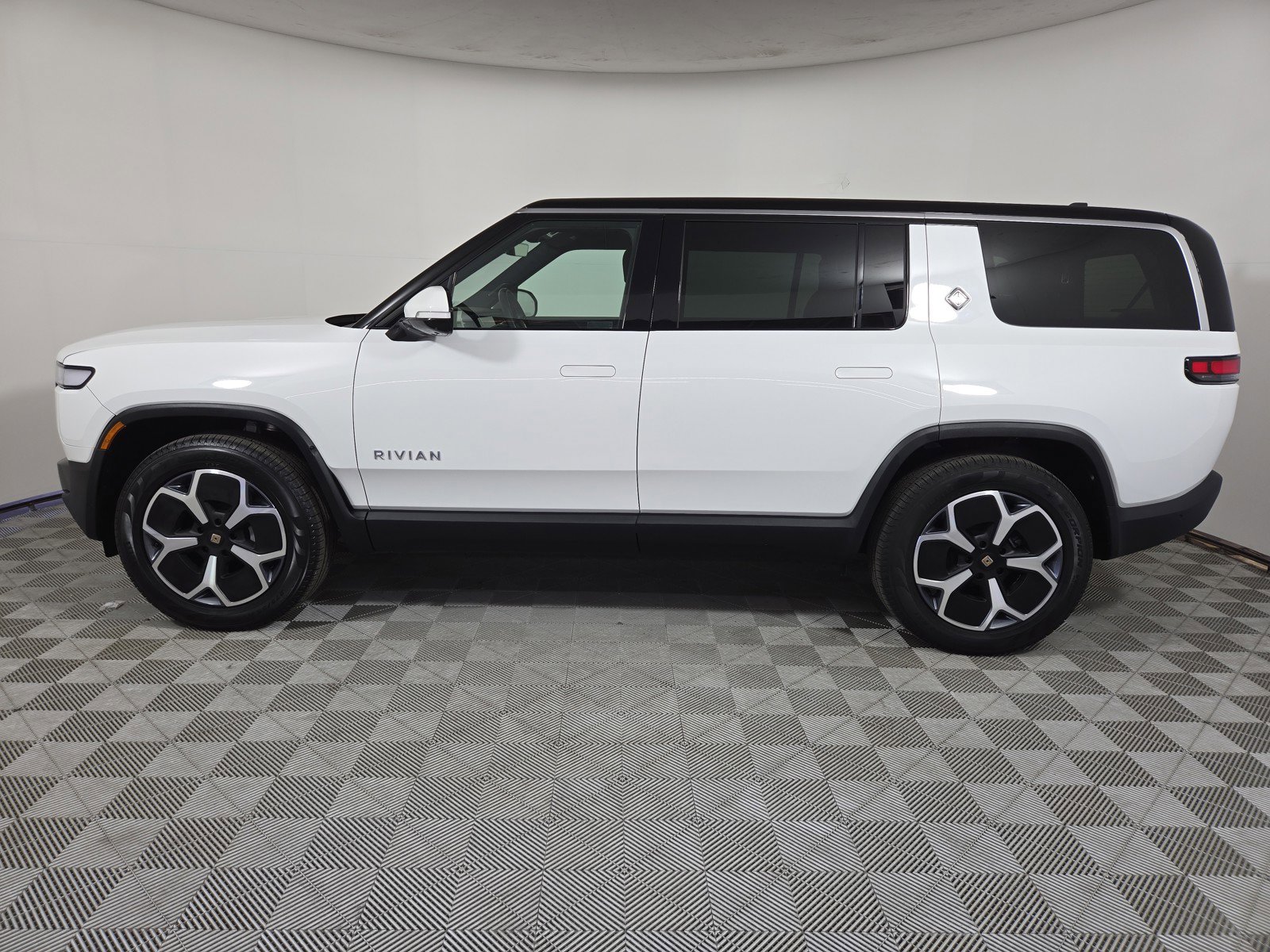 Used 2024 Rivian R1S Adventure AWD/4WD image 2