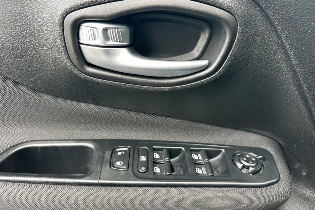 Used 2017 Jeep Renegade Latitude image 7