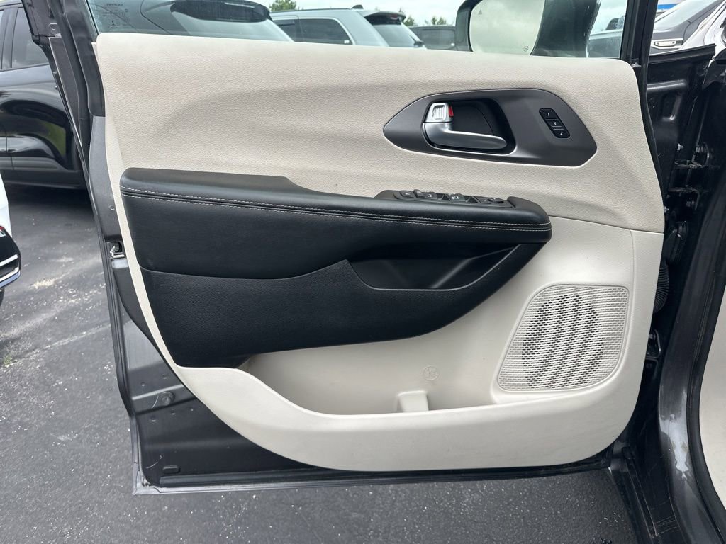 Used 2022 Chrysler Pacifica Touring-L FWD image 15