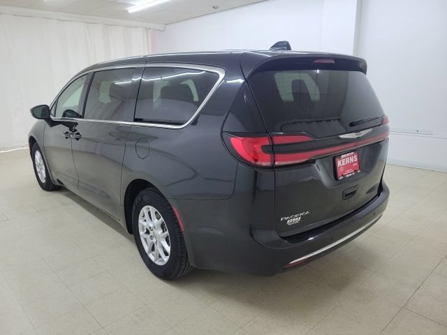 Used 2023 Chrysler Pacifica Touring-L FWD image 8