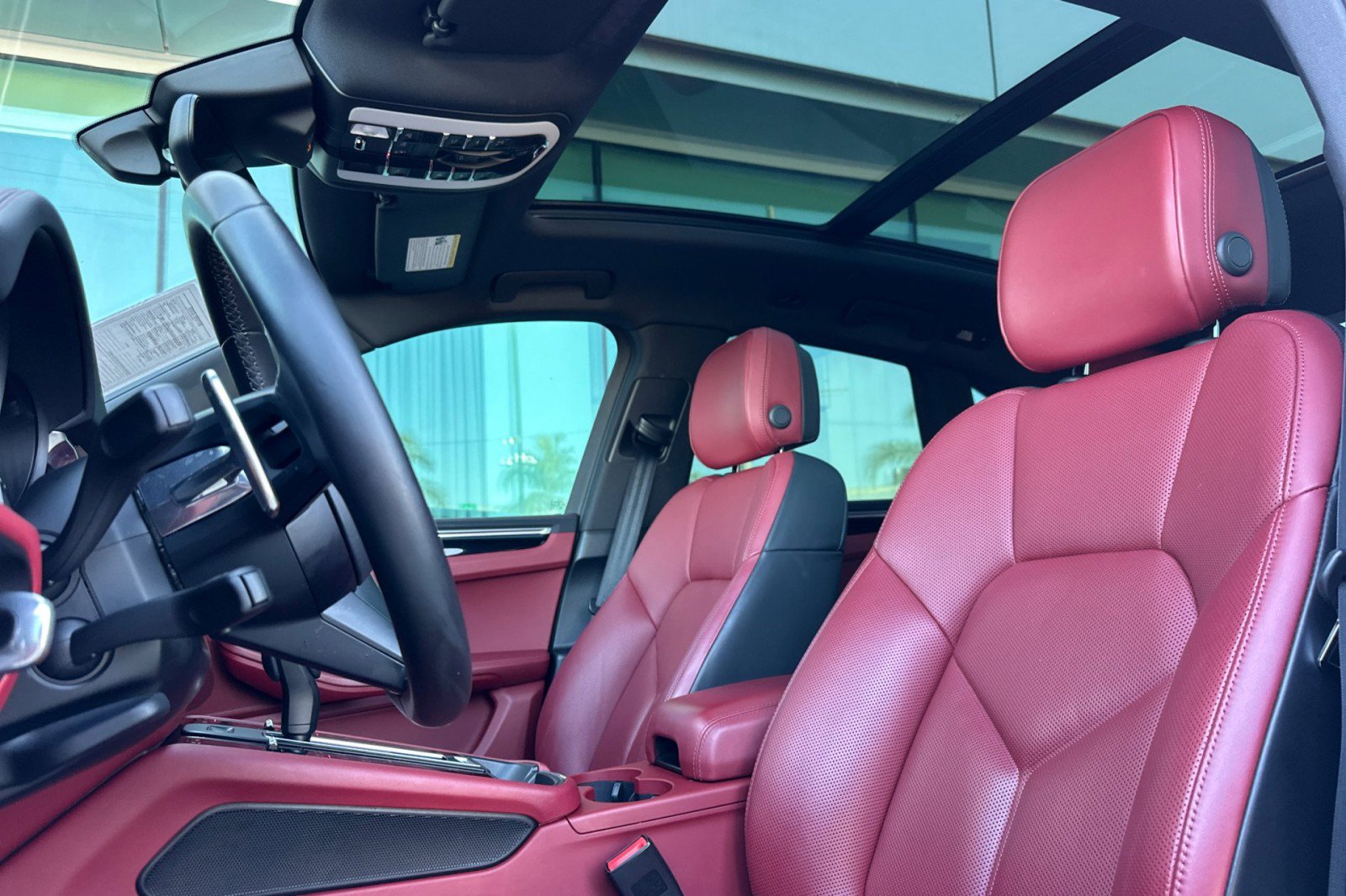 Certified 2022 Porsche Macan image 5