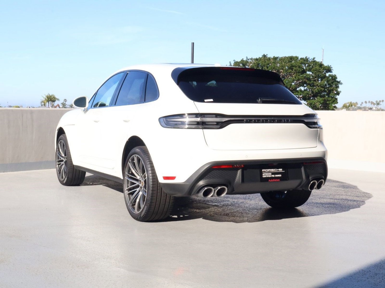 Certified 2025 Porsche Macan image 3