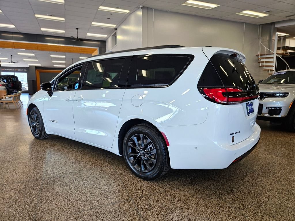 New 2025 Chrysler Pacifica Select w/ Fav Edition Package FWD image 2