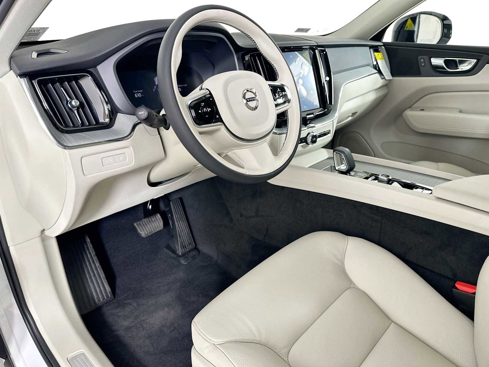 Certified 2025 Volvo XC60 T8 Plus w/ Protection Package Premier image 7