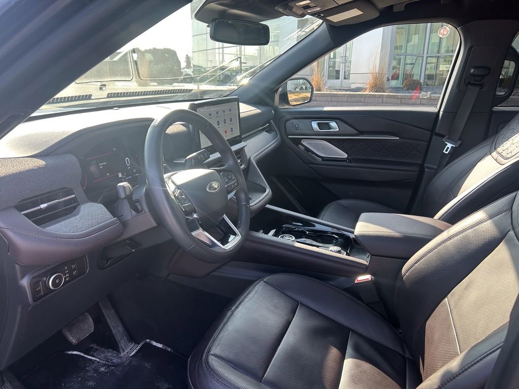 Certified 2025 Ford Explorer Platinum w/ LUX Leather Package image 9