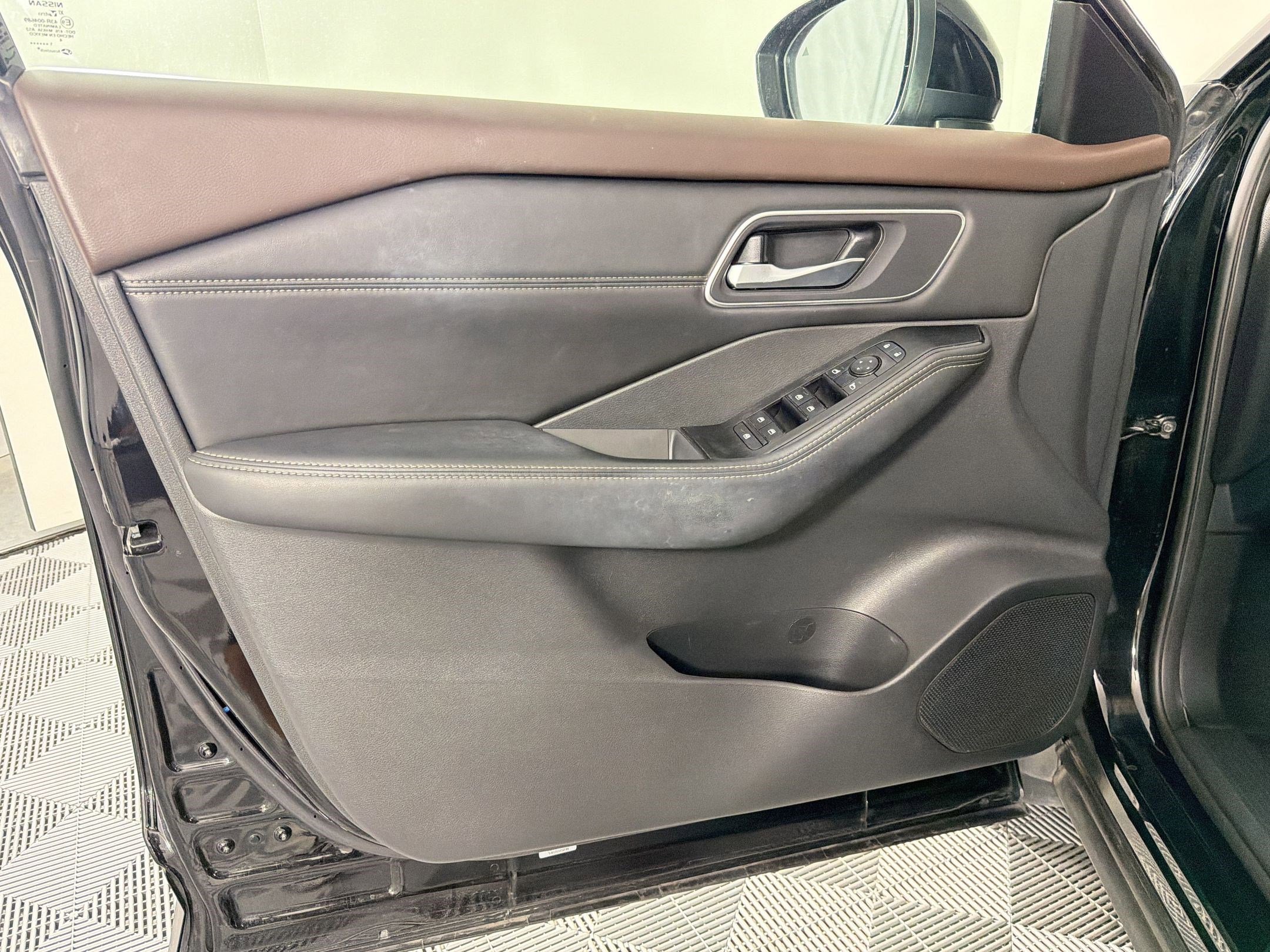Used 2021 Nissan Rogue SV w/ Premium Package image 14